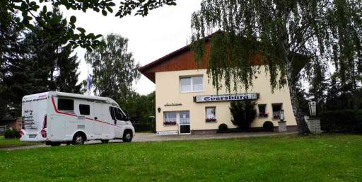 gaestehaus mit ankommendem gast